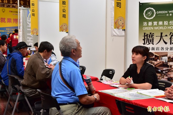 台北市就業服務處今舉辦就業博覽會，吸引不少中年人上門求職。（記者張議晨攝）