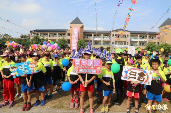 仕隆國小喜迎百年校慶，校友回娘家慶賀母校百歲生日快樂。（記者黃佳琳攝）