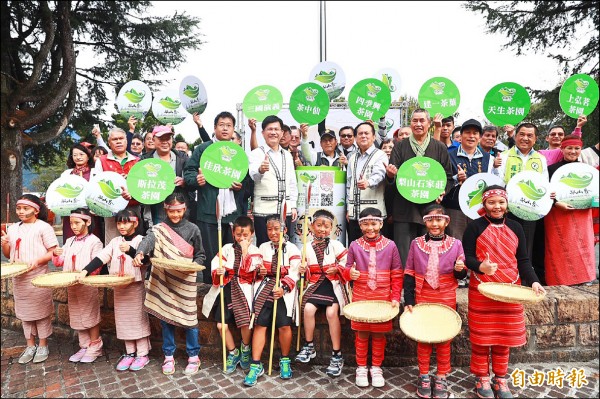 市長林佳龍上梨山，參加梨山茶推廣標章活動。（記者李忠憲攝）