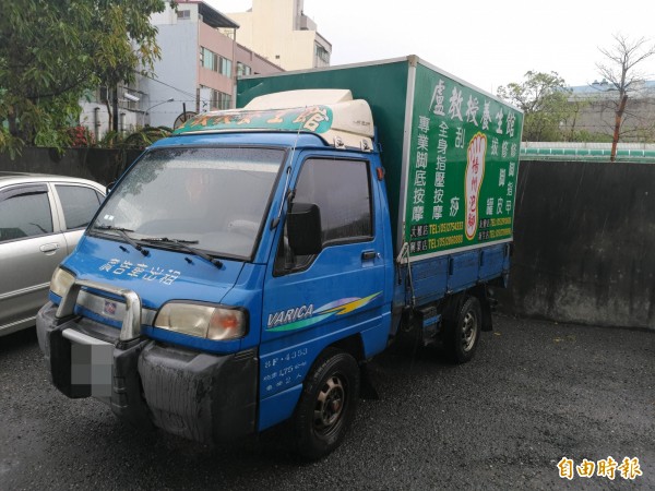 貨車上有明顯廣告招牌，竊賊偷走後2天，將車丟棄在嘉縣水上鄉產業道路，被警方尋回。（記者王善嬿攝）