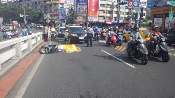 黃姓婦人騎車經大順路橋，遭砂石車擦撞後倒地，頭部與上半身被捲入車下，當場被輾斃。（記者方志賢翻攝）