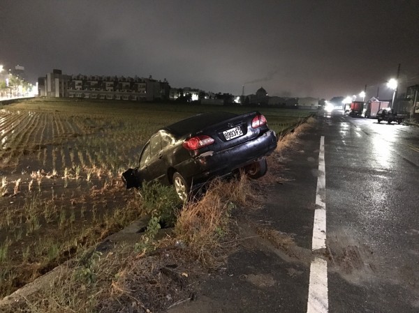 嘉義縣太保市今發生車禍，黑色豐田轎車連撞機車與單車後，肇逃失控衝入稻田。（記者蔡宗勳翻攝）