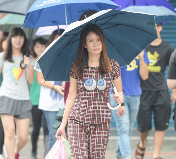 因東北季風及颱風外圍雲系影響，今（27）日傍晚到明（28）日花蓮、台東（含蘭嶼、綠島）、屏東、高雄市有局部大雨發生機率。（資料照，記者黃耀徵攝）