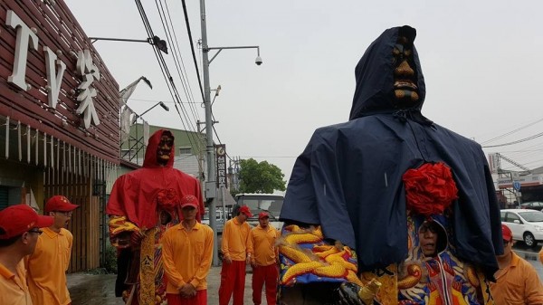 大庒浩天宮的順風耳神將（左）的紅色雨衣在繞境途中不見。（翻攝自臉書）