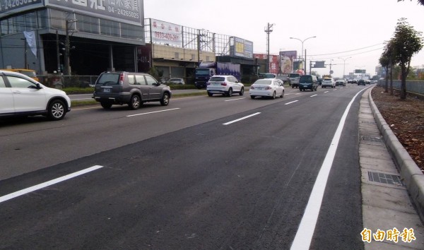 中清交流道周邊道路的交通流量十分龐大，交通尖峰時段常塞車。（記者黃鐘山攝）