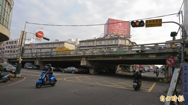 彰化市中央陸橋的橋下停車空間，確定要打造為封閉式停車場。（記者劉曉欣攝）