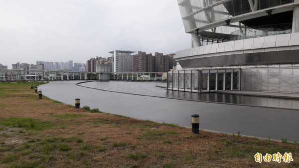 新竹市世博台灣館產創園區何去何從？新竹市議員要求市府趕緊提活化翻轉計畫，不要讓台灣館真的變蚊子館。市府表示未來球體部分會停止720度的運轉，改為親子公益館，另文創館仍會保留設櫃位的商業行為委外營運。（記者洪美秀攝）