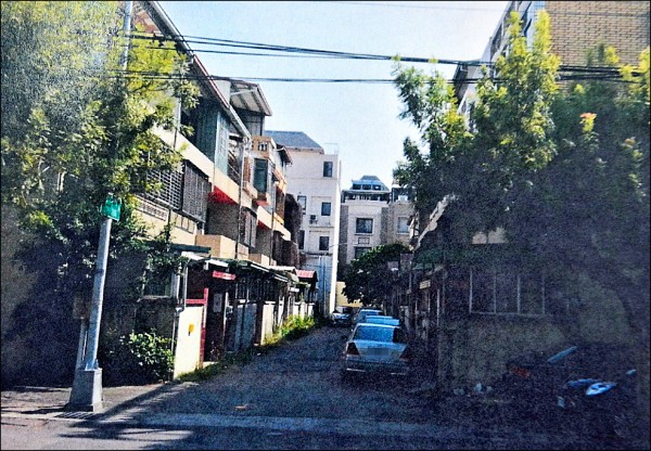 霧峰分局後方土地，多年前借給軍方興建吉峰新村，中間並留有通行道路。（記者陳建志翻攝）