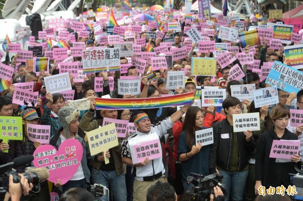 婚姻平權第2場公聽會28日在立法院舉行，挺同志團體在院外舉行「反專法、要平權，修民法、爭平等」示威。（記者張嘉明攝）