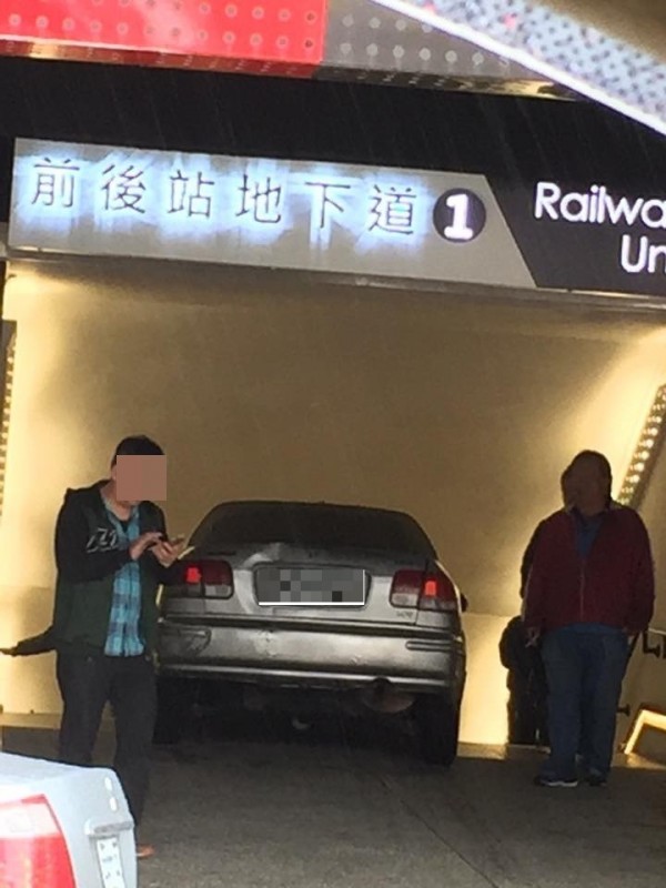 台北一名男子27日開車南下新竹，疑似導航報錯路，整台車不慎開進人行地下道，當場卡住。（記者王駿杰翻攝自臉書新竹大小事） 