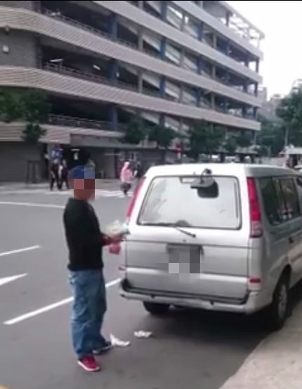 一名休旅車駕駛把桃園長庚醫院門口當自家停車場，天天停車外，有時一停還是一整天，在醫院前擋道讓網友覺得很惡劣。（圖擷自爆料公社）