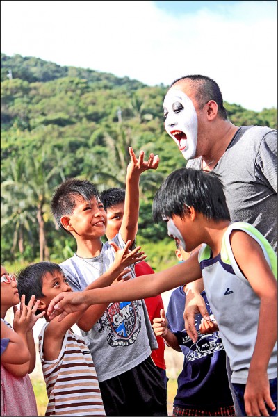 《默劇出走》戶外即興演出和小孩子互動。（文化局提供）