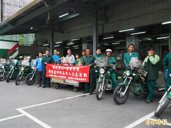 台東郵局郵差們今天送愛給縣內的獨居、弱勢長輩。（記者王秀亭攝）