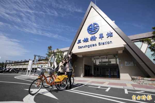 新竹市府交通處12月中旬將完成YouBike新增5個火車站旁站點，其中三姓橋車站鄰近香山高中及中華、元培及玄奘等3所大專院校，可望成為學子通勤新交通工具。（記者洪美秀攝）