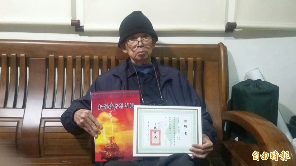 曾在2001年行政院客委會成立時就獲聘為客家諮詢委員的新竹縣客語薪傳師廖英授，近期出版《薪傳禮俗答客問》一書。（記者蔡孟尚攝）