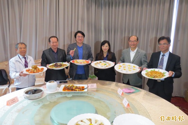 天氣冷，正是吃山藥好時節，基隆市農會推出100桌山藥大餐，民眾只要付出4,500元，就可享用5,000元山藥大餐；市府12月1日早上9點開賣。（記者俞肇福攝）