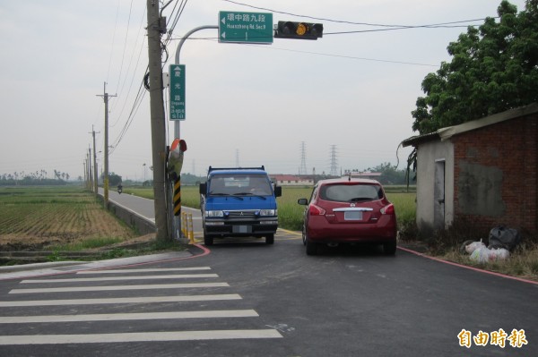 慶光路寬僅三米，會車不易。（記者何宗翰攝）