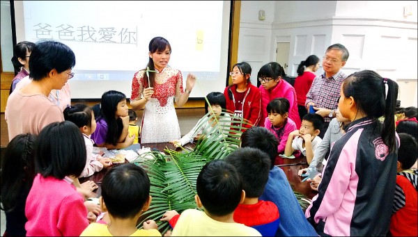 越南籍媽媽童氏容透過童玩教作，帶領民眾認識越南文化。（新東國小提供）