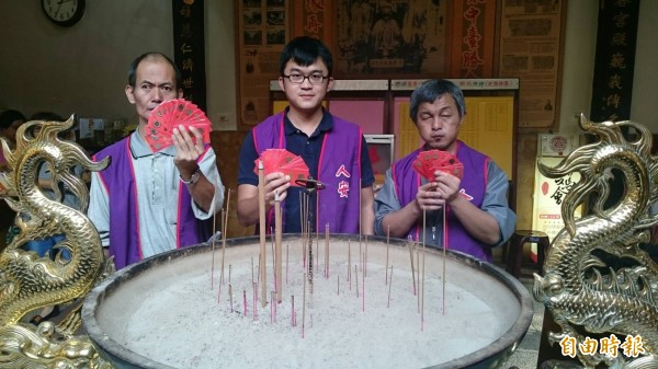 人安準備積福轉運卡，要送民眾。（記者蘇金鳳攝）