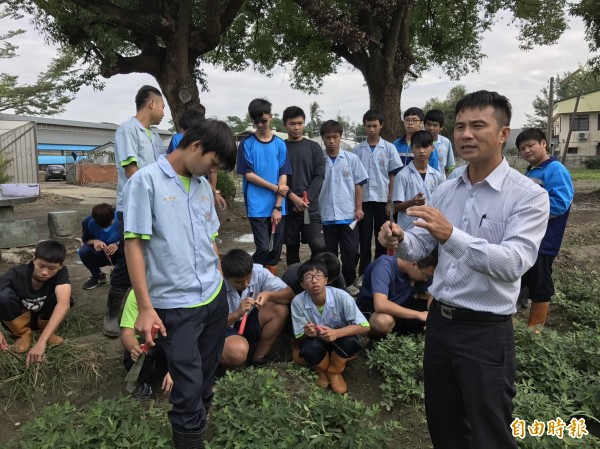 虎尾農會推廣部主任蔡武吉（右）在虎尾農工開辦農業學習課程，加強實務並鼓勵青年扎根留農。（記者廖淑玲攝）