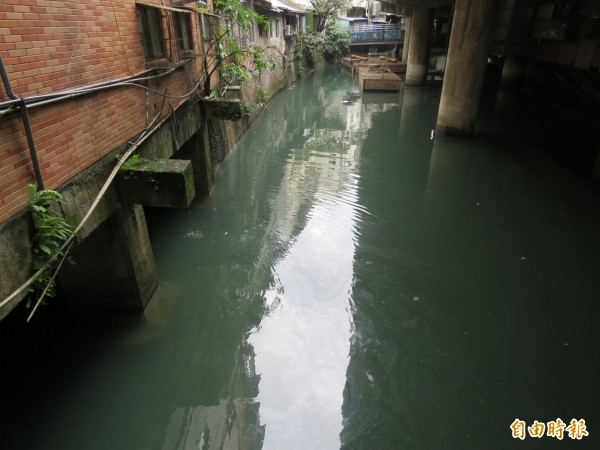 油污疑似從中游的加蓋大樓底下的南榮、旭川河段產生。（記者林欣漢攝）