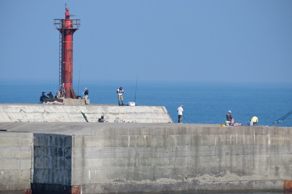 8名釣客違規在野柳漁港非開放垂釣區的離岸堤垂釣，市府依法開罰。（漁業處提供）