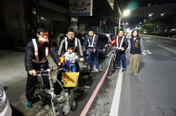 五股成德里的「成德星光夜騎團」，每晚不只騎單車健身，更巡邏鄰里治安。（新北市民政局提供）