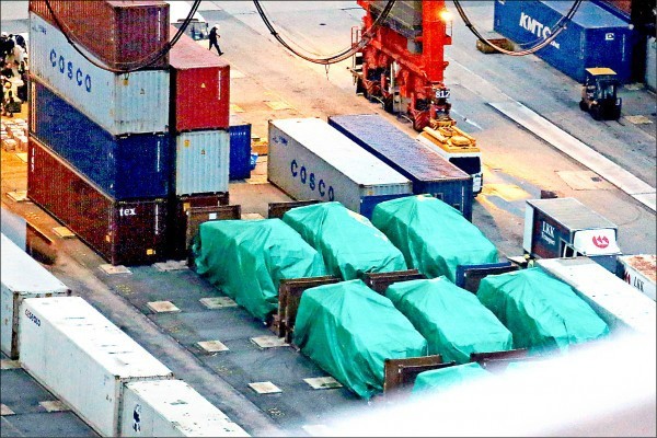 香港海關先前查扣一批自台灣出港、裝載新加坡裝甲車與裝備的貨櫃。（路透）