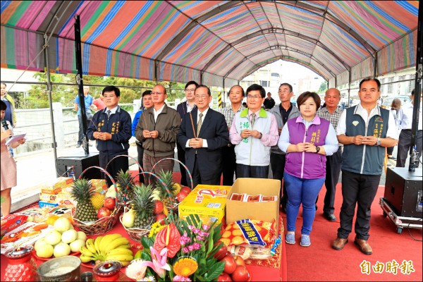 新闢的清水區文化路昨舉行通車典禮，副市長林陵三、副議長張清照及市議員楊典忠、顏莉敏皆出席祈福。（記者歐素美攝）