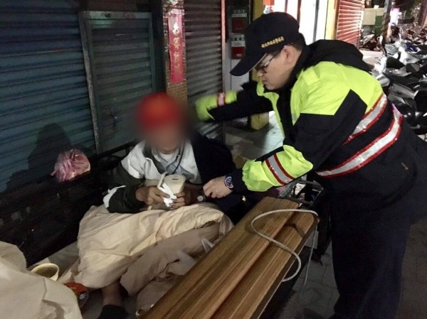 警員不忍老翁處境,主動購買熱食、衣物供其充飢保暖。(記者曾健銘翻攝) 警員不忍老翁處境,主動購買熱食、衣物供其充飢保暖。(記者曾健銘翻攝)