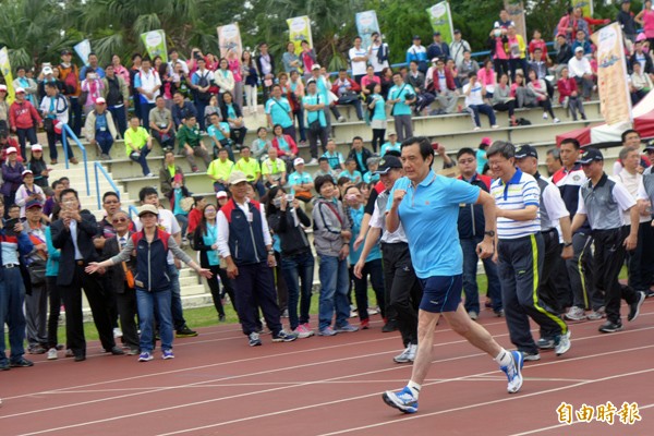 圖為2015年中央機關員工運動會在新莊體育場開幕，前總統馬英九與各院部會首長競走。（資料照／記者李雅雯攝）