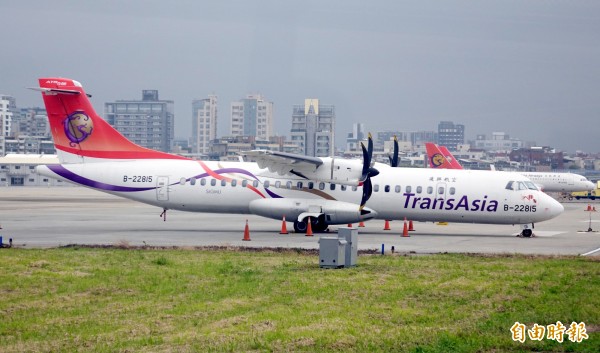 復興航空宣布停飛後，飛機便停在松山機場停機坪上。（資料照，記者張嘉明攝）