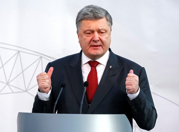 烏克蘭於週四在克里米亞附近進行飛彈試射，遭俄方指控是在製造緊張局勢，並揚言若構成威脅將擊落其飛彈及發射器，烏克蘭總統波洛申科（見圖）反在推特聲稱「沒有人可以阻止我們」。（路透）