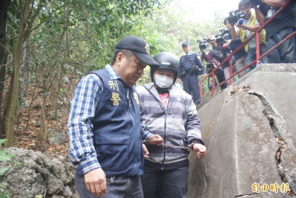 警方帶著殺學妹的黃姓男大生重返柴山棄屍現場。（資料照，記者黃佳琳攝）