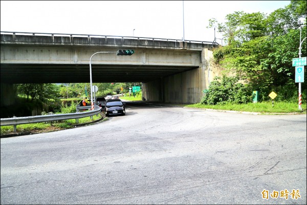 國道三號竹崎交流道下方的縣道一六六線路面，因重車長期輾壓，造成「車轍」，部分路口柏油鋪面不平。（記者曾迺強攝）