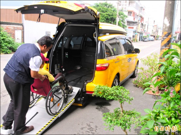 高雄市率先全國推動多元化計程車政策，未來「高雄市的小黃，可以不是黃色的！」（記者葛祐豪攝）