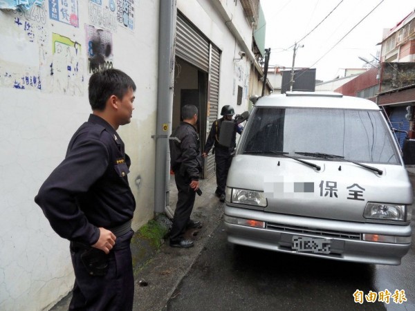 運鈔車運補鈔中。示意圖，與新聞所指的人物無關。（資料照，記者黃旭磊）