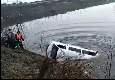 湖北一輛巴士衝入湖中，造成18人死亡。（圖片擷取自網路）