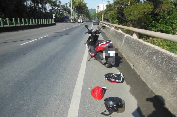 機車騎士追撞轎車後，機車零件散落，惟騎士起身後卻不見轎車蹤影。（記者劉濱銓翻攝）