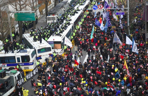 連續第六週的倒朴示威今持續在南韓各地展開。為防範少數民眾「暴衝」，現場安排了約2萬名警力，將通往青瓦台的大街小巷全部封鎖。（法新社）