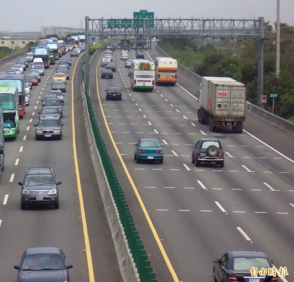 變換車道如未注意「安全車距」，小心被罰。示意圖。（資料照，記者顏宏駿攝）