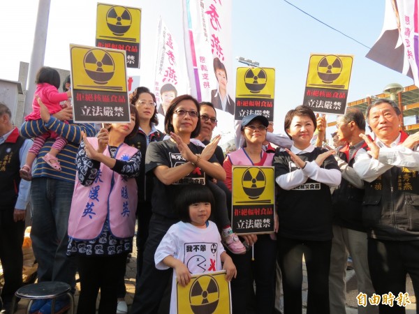 立委盧秀燕與市議員朱暖英連署反對日本核災食品進口台灣。（記者蘇金鳳攝）