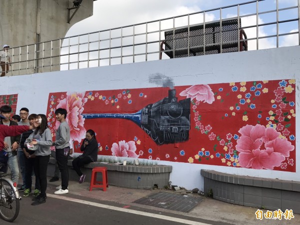 新竹縣竹東鎮河濱公園的堤防彩繪壁畫今天啟用。（記者蔡孟尚攝）