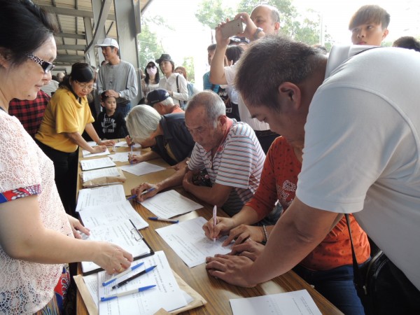 國民黨反核食公投連署高雄首場，民眾連署聲援。（記者王榮祥攝）