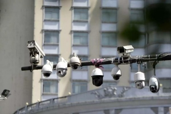 中國政府最近公布新的監視器管理辦法，被質疑是為了公安在欺壓老百姓時，不會被意外記錄下來。（圖擷自《自由亞洲電台》）