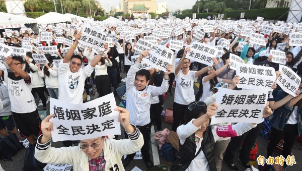 下一代幸福聯盟3日號召民眾走上凱道，要求「婚姻家庭全民決定，子女教育父母決定」，主辦單位估計有10萬人走上街頭。（資料照，記者廖振輝攝）