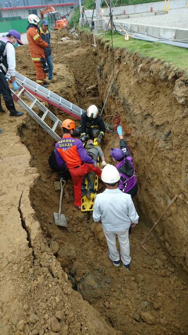 桃園工安意外，姚男遭土石活埋，消防局出動人車救援。（記者李容萍翻攝）