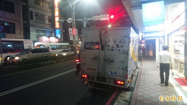 貨車直接違停在路旁上下貨。（記者游承霖攝）