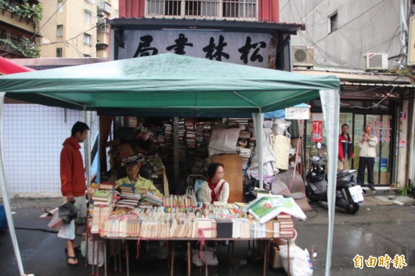 八十多歲老闆蔡鏡輝表示，牯嶺街近年因為消費者閱讀及購書習慣的改變，生意每況愈下，讓他也萌生退意，打算縮小經營規模。（記者鍾泓良攝）