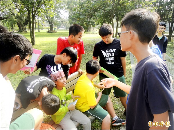 RPG結合在地文史，把文史教育變有趣，麻豆地區國中、小學生開心闖關。（記者劉婉君攝）